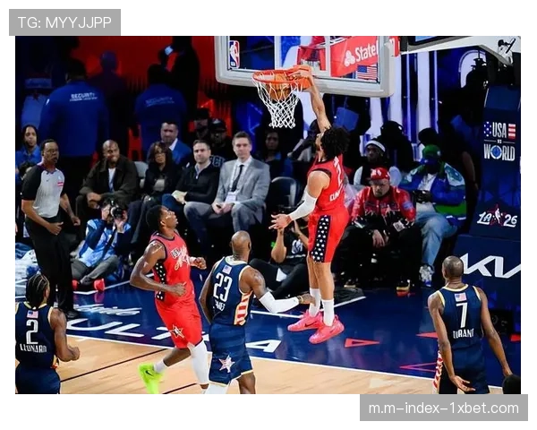 活塞康宁汉姆与奥萨尔-汤普森搭档后场 利用身高优势进行错位攻击 活塞康宁汉姆与奥萨尔-汤普森搭档后场 利用身高优势进行错位攻击